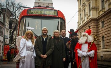 FOTO: Vianočná električka v Bratislave 2025