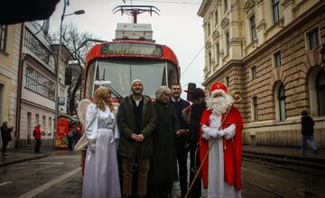 FOTO: Vianočná električka v Bratislave 2025