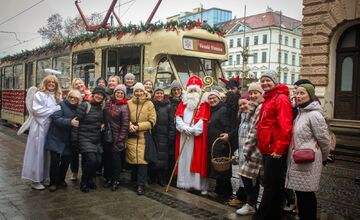 FOTO: Vianočná električka v Bratislave 2025