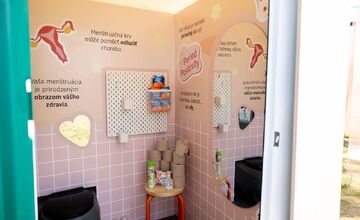 FOTO:  Drogérie DM pomáhajú ženám v menštruačnej chudobe.