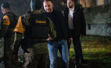 FOTO: Do ulíc vyrazili prví žandári