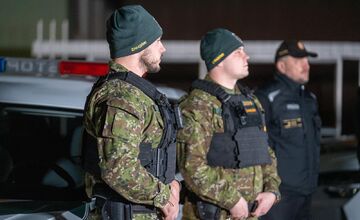 FOTO: Do ulíc vyrazili prví žandári