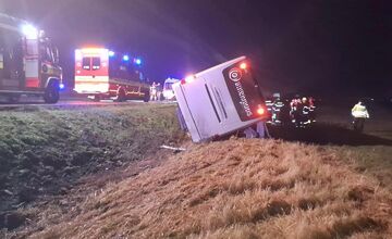 FOTO: Prevrátený kamión na D1