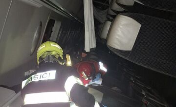 FOTO: Prevrátený kamión na D1