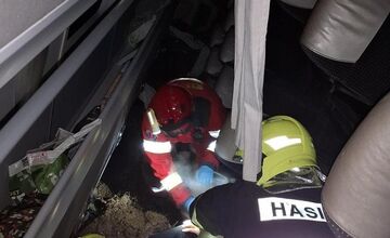 FOTO: Prevrátený kamión na D1