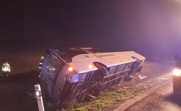 FOTO: Prevrátený kamión na D1