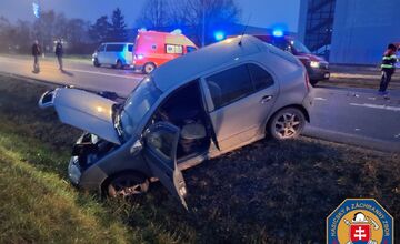 FOTO: V DevínskeJ Novej Vsi sa zrazili dve autá, jedna osoba bola zakliesnená