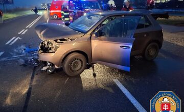 FOTO: V DevínskeJ Novej Vsi sa zrazili dve autá, jedna osoba bola zakliesnená