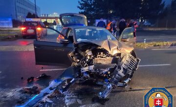 FOTO: V DevínskeJ Novej Vsi sa zrazili dve autá, jedna osoba bola zakliesnená