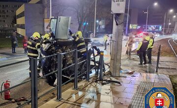 FOTO: Dopravná nehoda na Karloveskej ulici v Bratislave, vozidlo sa po náraze do oplotenia zastávky prevrátilo