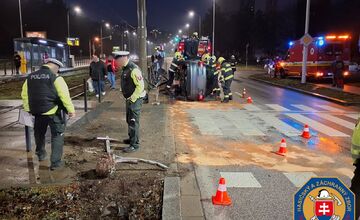 FOTO: Dopravná nehoda na Karloveskej ulici v Bratislave, vozidlo sa po náraze do oplotenia zastávky prevrátilo