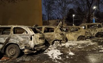 FOTO: V Ružinove zhorelo niekoľko áut
