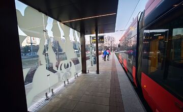 FOTO: Maľby na zastávkach petržalskej električky