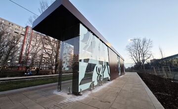 FOTO: Maľby na zastávkach petržalskej električky