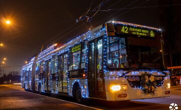 FOTO: Bratislava získala pódiové umiestnenia v súťaží o najkrajšiu vianočnú električku a trolejbus