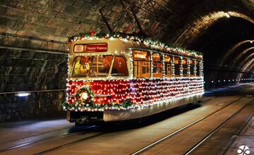 FOTO: Bratislava získala pódiové umiestnenia v súťaží o najkrajšiu vianočnú električku a trolejbus