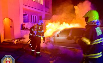 FOTO: Hasiči hasili v Stupave požiar auta