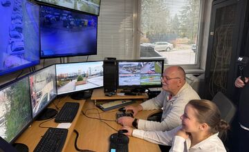 FOTO: Postrelená študentka Miška sa vrátila k službe v Považskej Bystrici