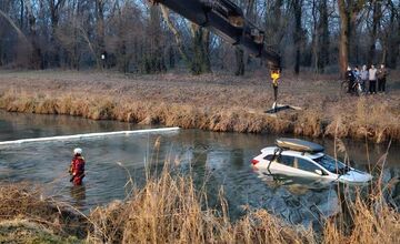 FOTO: V Novej Dedinke skončilo auto v potoku