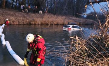 FOTO: V Novej Dedinke skončilo auto v potoku