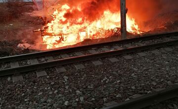 FOTO: Požiar medzi koľajnicami pri Dimitrovke