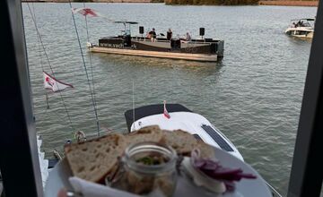 FOTO: Plávajúca reštaurácia v Čuňove Modrá Čajka