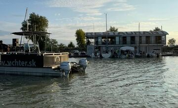 FOTO: Plávajúca reštaurácia v Čuňove Modrá Čajka