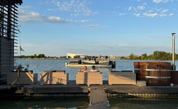 FOTO: Plávajúca reštaurácia v Čuňove Modrá Čajka