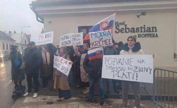 FOTO: Študenti v Modre protestujú proti Ficovi na jeho diskusii oblečení v čiernom. 