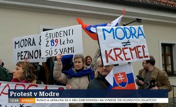 FOTO: Študenti v Modre protestujú proti Ficovi na jeho diskusii oblečení v čiernom. 