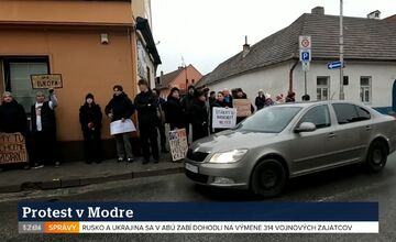 FOTO: Študenti v Modre protestujú proti Ficovi na jeho diskusii oblečení v čiernom. 