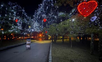 FOTO: Valentínska výzdoba v parku A. Hlinku