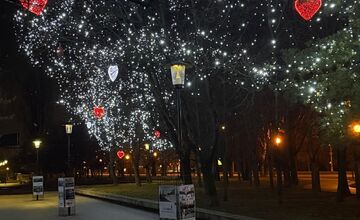 FOTO: Valentínska výzdoba v parku A. Hlinku