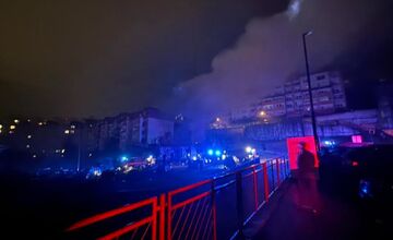 FOTO: Požiar v Karlovej Vsi ponechal desiatky domov bez elektriny. Hasiči a elektrikári pracovali dlho do noci