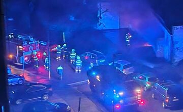 FOTO: Požiar v Karlovej Vsi ponechal desiatky domov bez elektriny. Hasiči a elektrikári pracovali dlho do noci