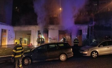 FOTO: Požiar v Karlovej Vsi ponechal desiatky domov bez elektriny. Hasiči a elektrikári pracovali dlho do noci