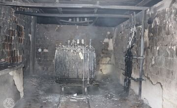 FOTO: Požiar v Karlovej Vsi ponechal desiatky domov bez elektriny. Hasiči a elektrikári pracovali dlho do noci