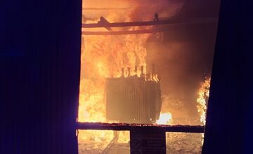 FOTO: Požiar v Karlovej Vsi ponechal desiatky domov bez elektriny. Hasiči a elektrikári pracovali dlho do noci