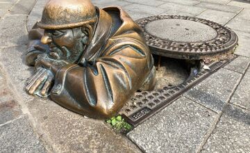 FOTO: Cudzinci v Bratislave odporúčajú Bratislavčanom definitívne zmeniť jeden zo symbolov mesta