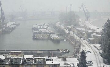 FOTO: V Bratislave opäť sneží. Napadnúť môže až 20 cm snehu