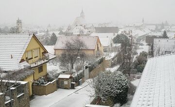 FOTO: V Bratislave opäť sneží. Napadnúť môže až 20 cm snehu