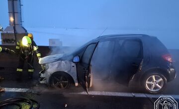 FOTO: Štvrtkové požiare na diaľniciach D1 a D2