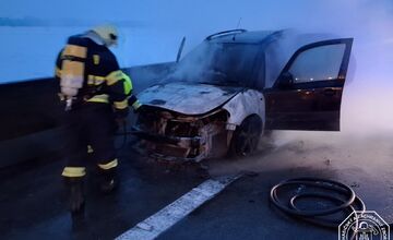 FOTO: Štvrtkové požiare na diaľniciach D1 a D2