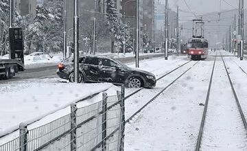 FOTO: Po návale snehu v Bratislave došlo k viacerým nehodám. Snežný plus skončil v jarku a osobné auto na koľajisku