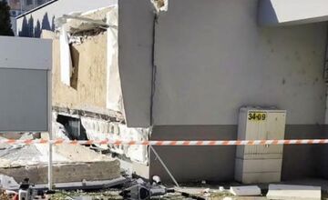 FOTO: Nešťastie v Komárne, pád strechy si vyžiadal jeden život