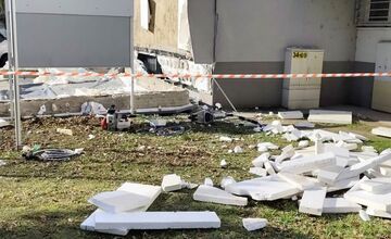 FOTO: Nešťastie v Komárne, pád strechy si vyžiadal jeden život