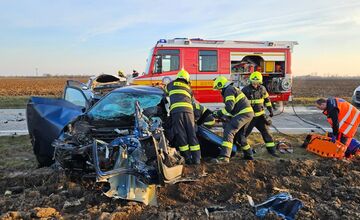 FOTO: Čelná zrážka vozidiel medzi Sencom a Recou