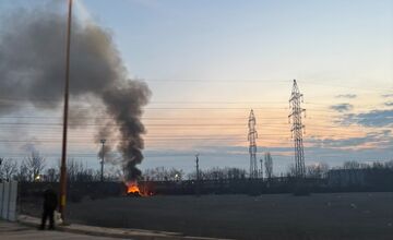 FOTO:  V Biskupiciach pri Kauflande horeli odpadky a príbytok ľudí bez domova