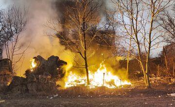 FOTO:  V Biskupiciach pri Kauflande horeli odpadky a príbytok ľudí bez domova