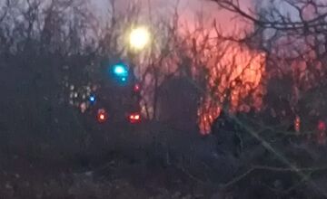 FOTO:  V Biskupiciach pri Kauflande horeli odpadky a príbytok ľudí bez domova